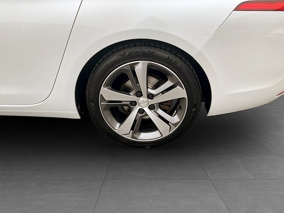 Peugeot 308 SW 14 of 15