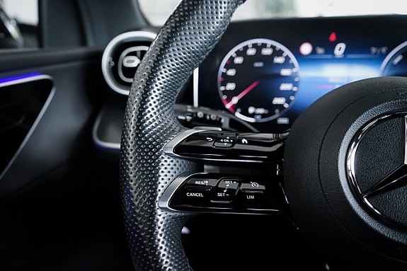 Mercedes-Benz GLC300 e 22 of 27