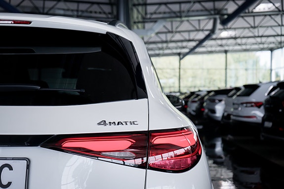 Mercedes-Benz GLC300 e 9 of 27