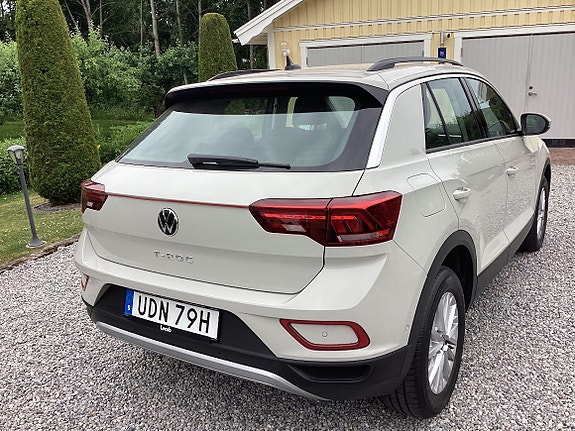 Volkswagen T-Roc 2 of 4