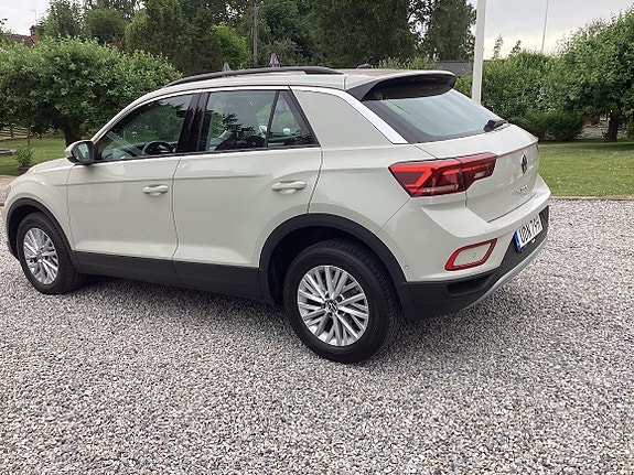 Volkswagen T-Roc 3 of 4