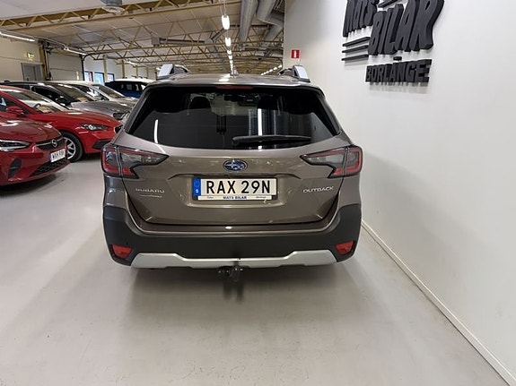 Subaru Outback 4 of 9