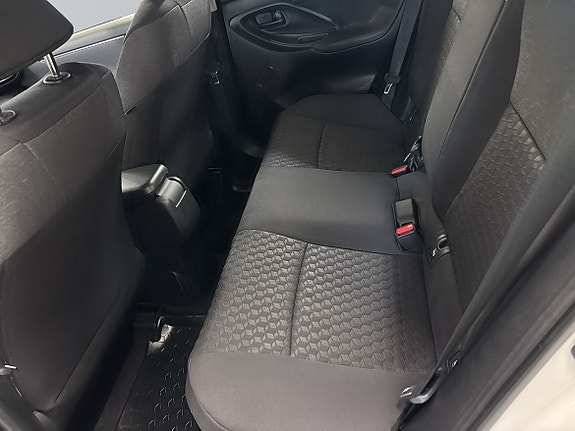 Toyota Yaris 7 of 15