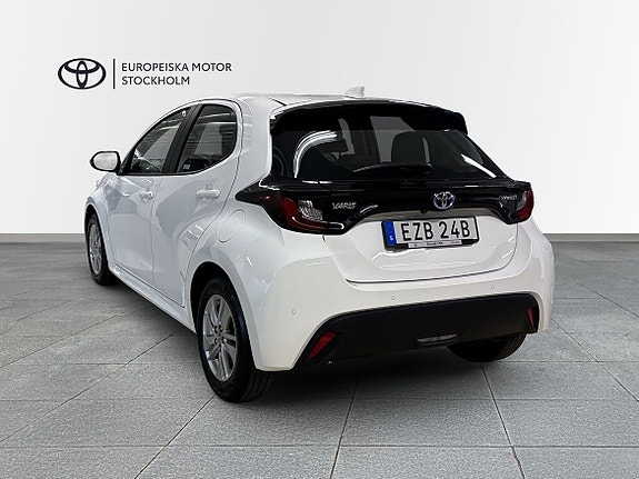 Toyota Yaris 2 of 15