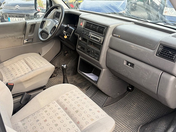Volkswagen Caravelle 13 of 13