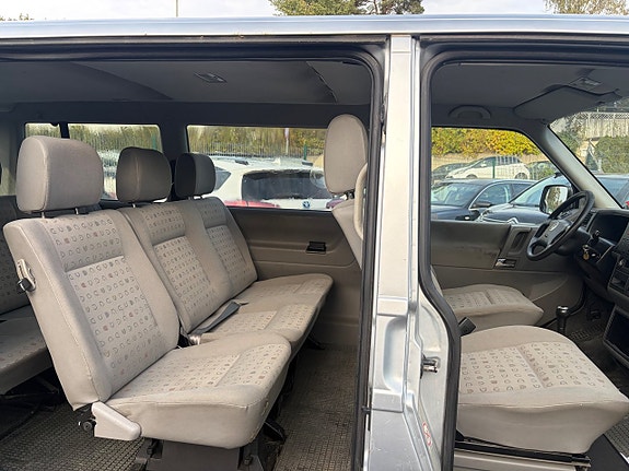Volkswagen Caravelle 10 of 13