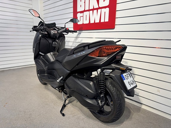 Yamaha Xmax 300 4 of 6