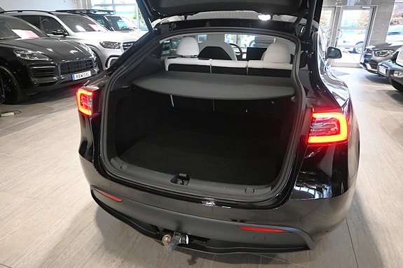 Tesla Model Y 15 of 25