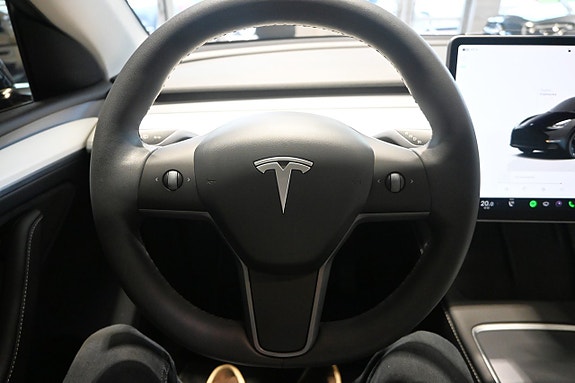 Tesla Model Y 18 of 25