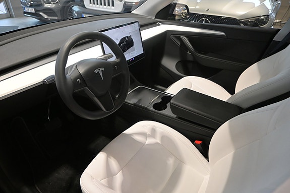 Tesla Model Y 7 of 25