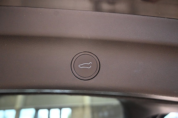 Tesla Model Y 17 of 25