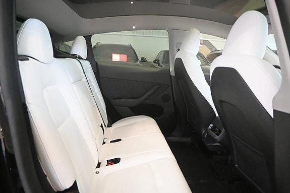Tesla Model Y 14 of 25