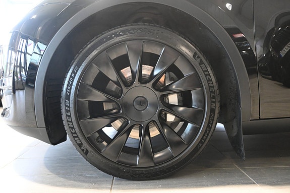 Tesla Model Y 6 of 25