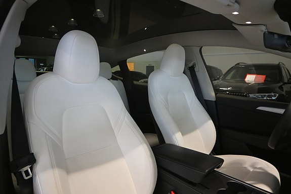 Tesla Model Y 12 of 25