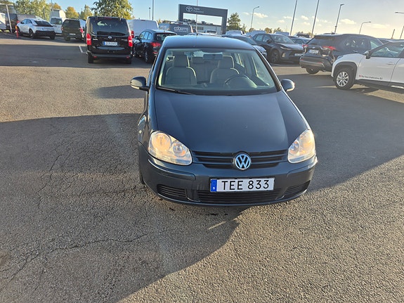 Volkswagen Golf V 2 of 8