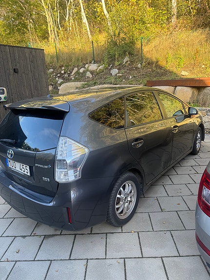 Toyota Prius+ 2 of 7