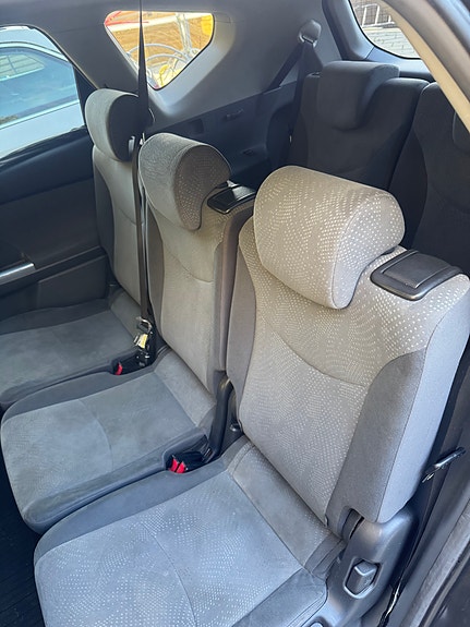 Toyota Prius+ 4 of 7