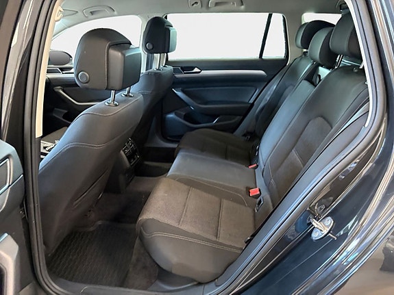 Volkswagen Passat 13 of 18