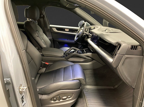 Porsche Cayenne 12 of 18