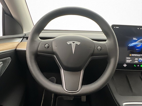 Tesla Model Y 16 of 30