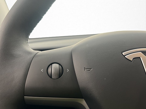 Tesla Model Y 17 of 30