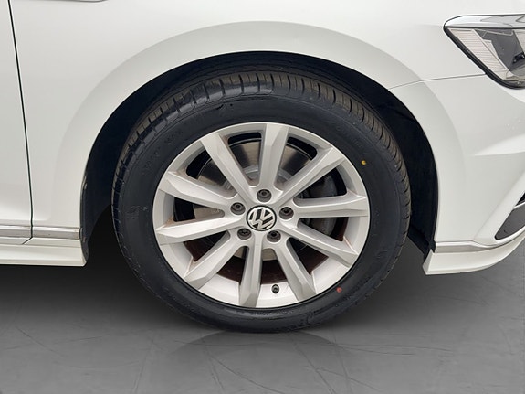 Volkswagen Passat 30 of 30