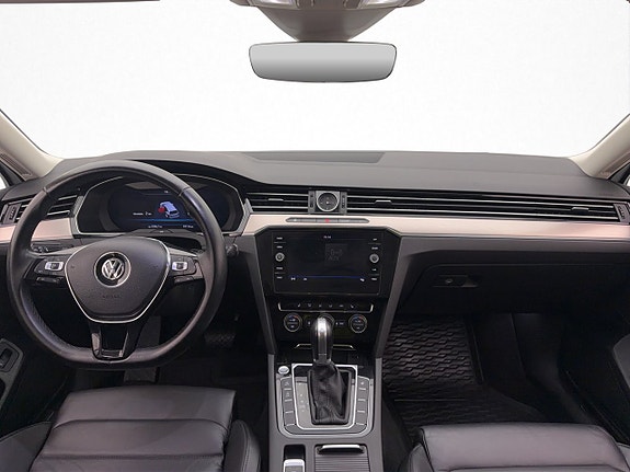 Volkswagen Passat 12 of 30