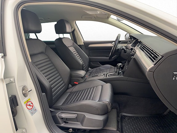 Volkswagen Passat 23 of 30
