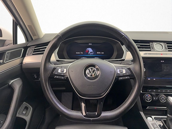 Volkswagen Passat 13 of 30