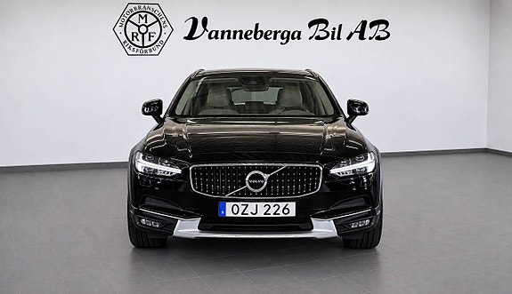 Volvo V90 Cross Country 2 of 7