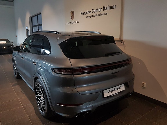 Porsche Cayenne 4 of 11