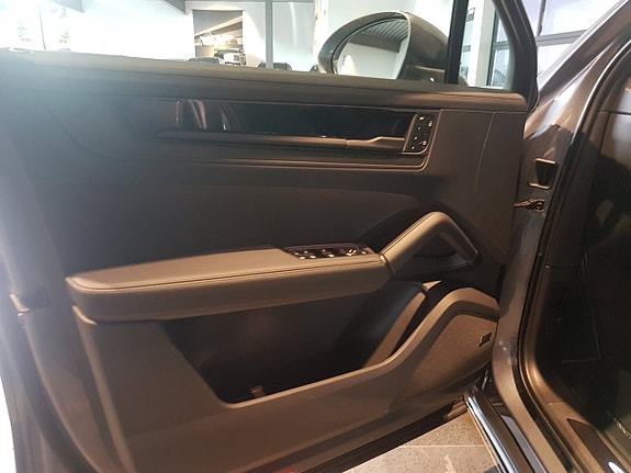 Porsche Cayenne 7 of 11