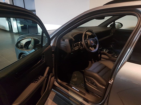Porsche Cayenne 6 of 11