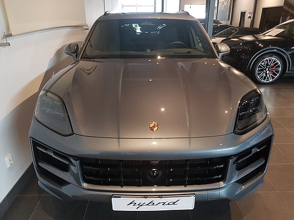 Porsche Cayenne 3 of 11