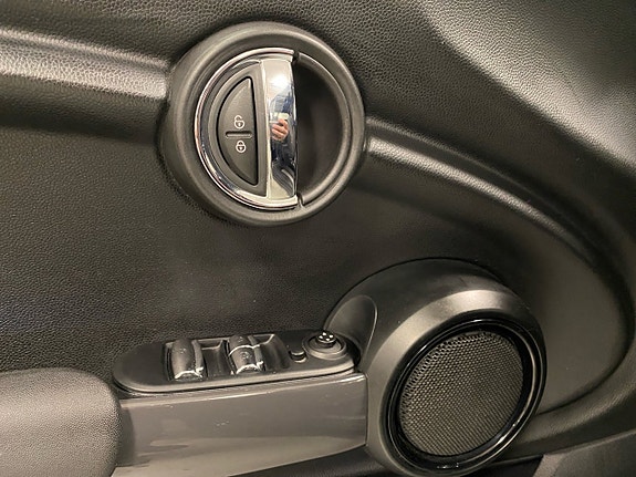 MINI Cooper 9 of 17