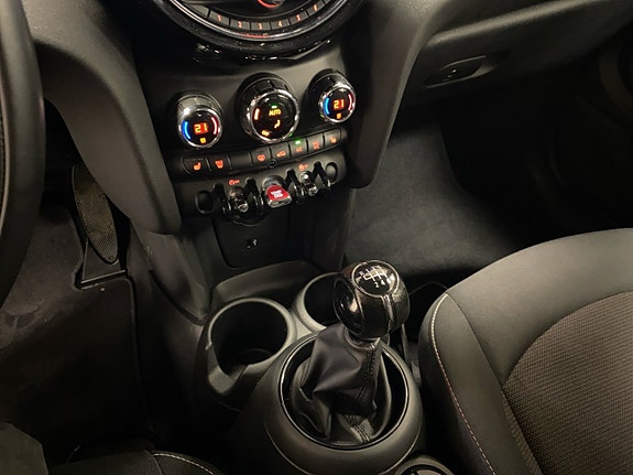 MINI Cooper 13 of 17