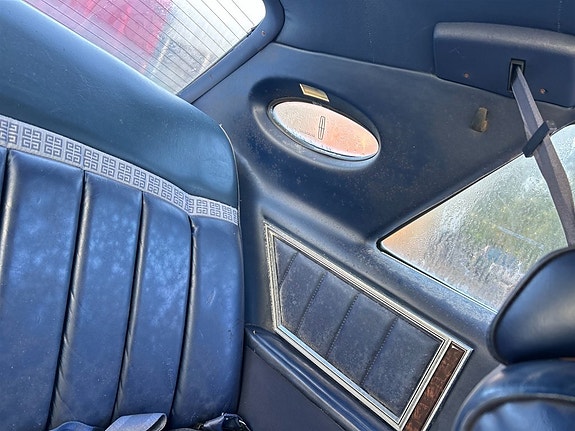 Lincoln Continental 19 of 23