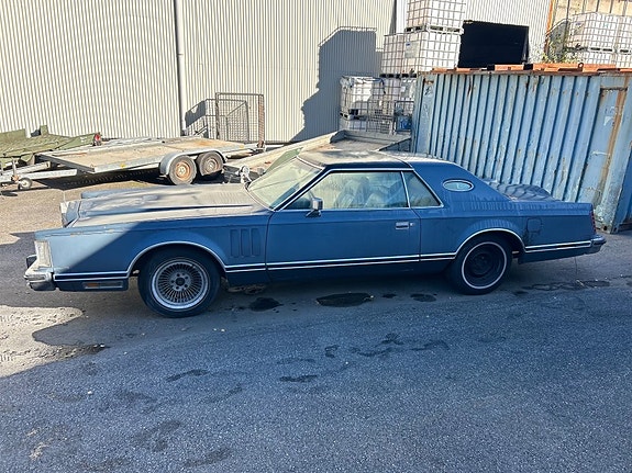 Lincoln Continental 2 of 23