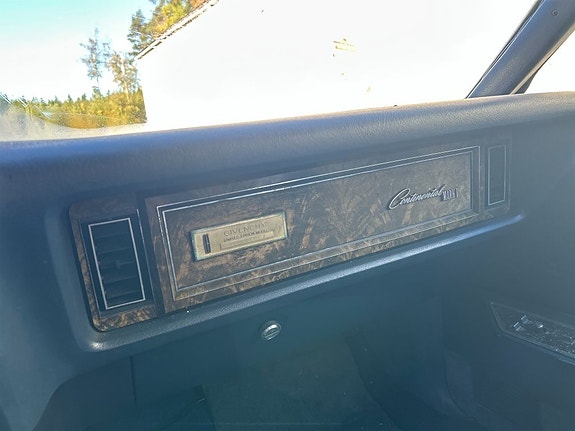 Lincoln Continental 15 of 23