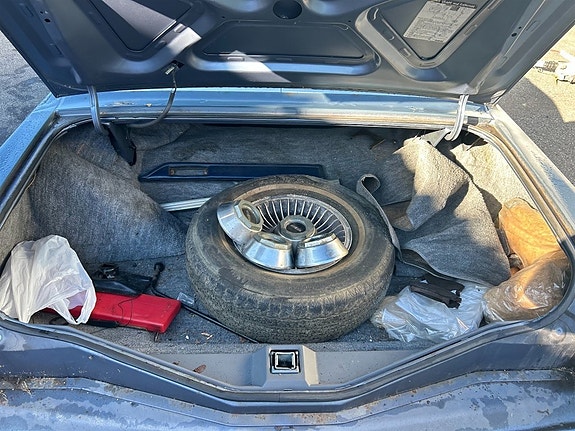 Lincoln Continental 21 of 23