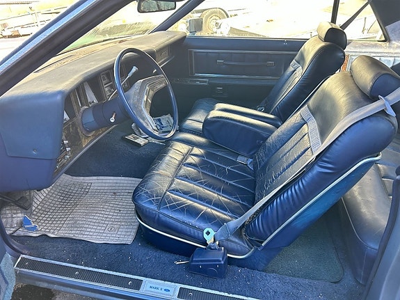 Lincoln Continental 8 of 23