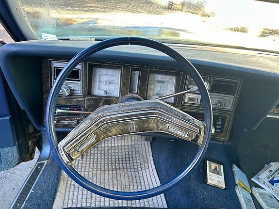 Lincoln Continental 10 of 23