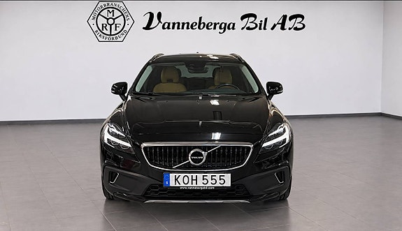 Volvo V40 Cross Country 2 of 8