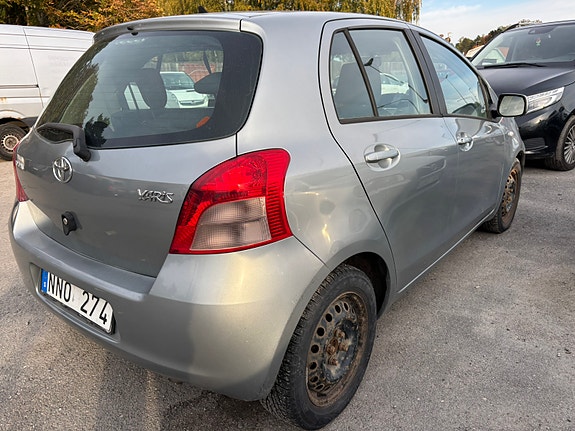 Toyota Yaris 3 of 10