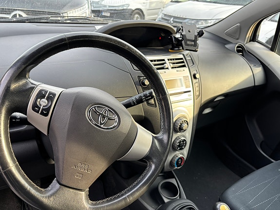 Toyota Yaris 8 of 10