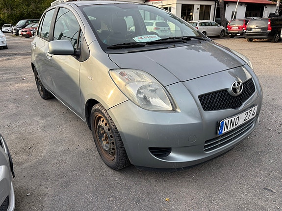 Toyota Yaris 2 of 10