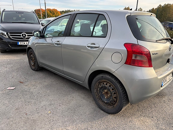 Toyota Yaris 5 of 10