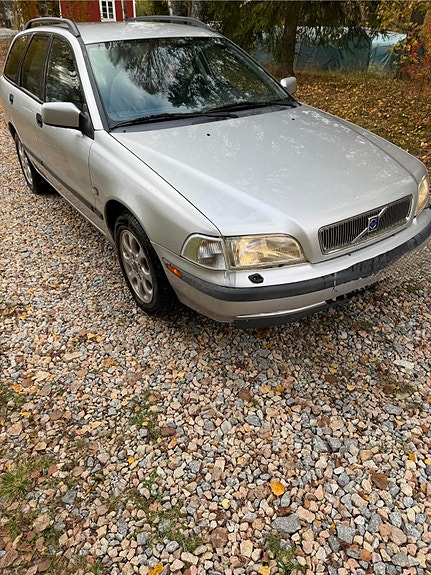 Volvo V40 2 of 9