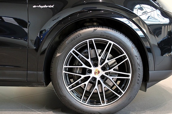 Porsche Cayenne 9 of 16