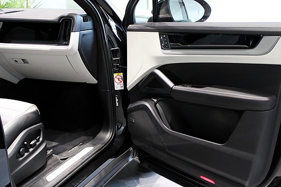 Porsche Cayenne 10 of 16
